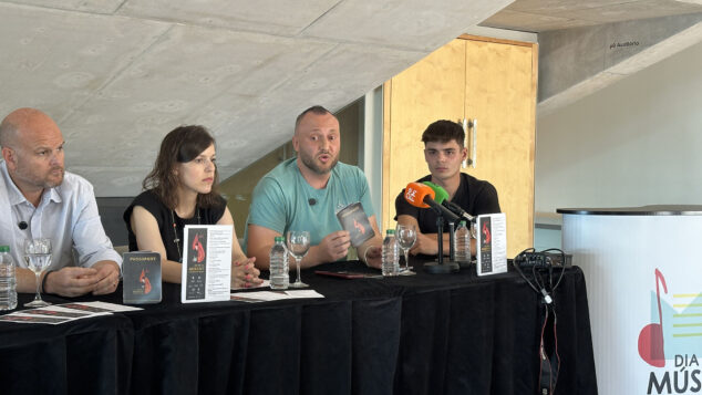 Imagen: Adrià Llobell, del Grup de Danses Font Santa Teulada, durante la presentación de la quinta edición del Día de la Música de Teulada Moraira