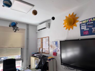 Nuevo equipo de aire acondicionado en un aula del CEIP Sanchis Guarner