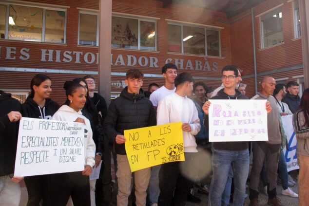 Imagen: Alumnado del IES Historiador Chabàs de Dénia apoyando la movilización y huelga del profesorado de FP (archivo)