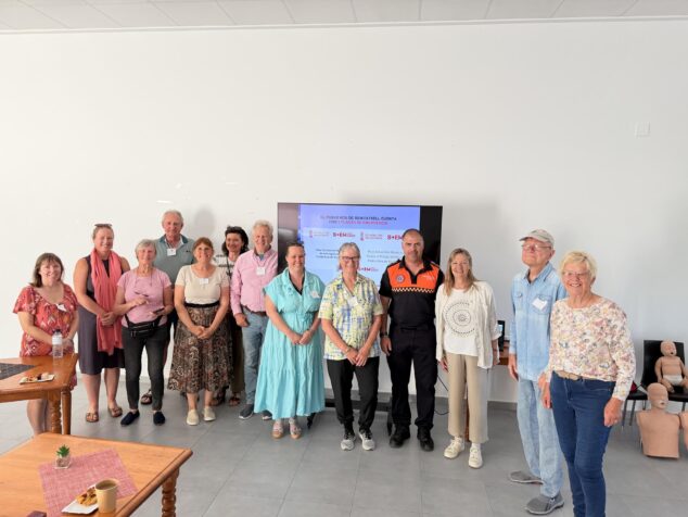 Imagen: Foto de grupo con el jefe de Protección Civil, Arturo Esteve, y vecinos tras una charla sobre planes de emergencia.
