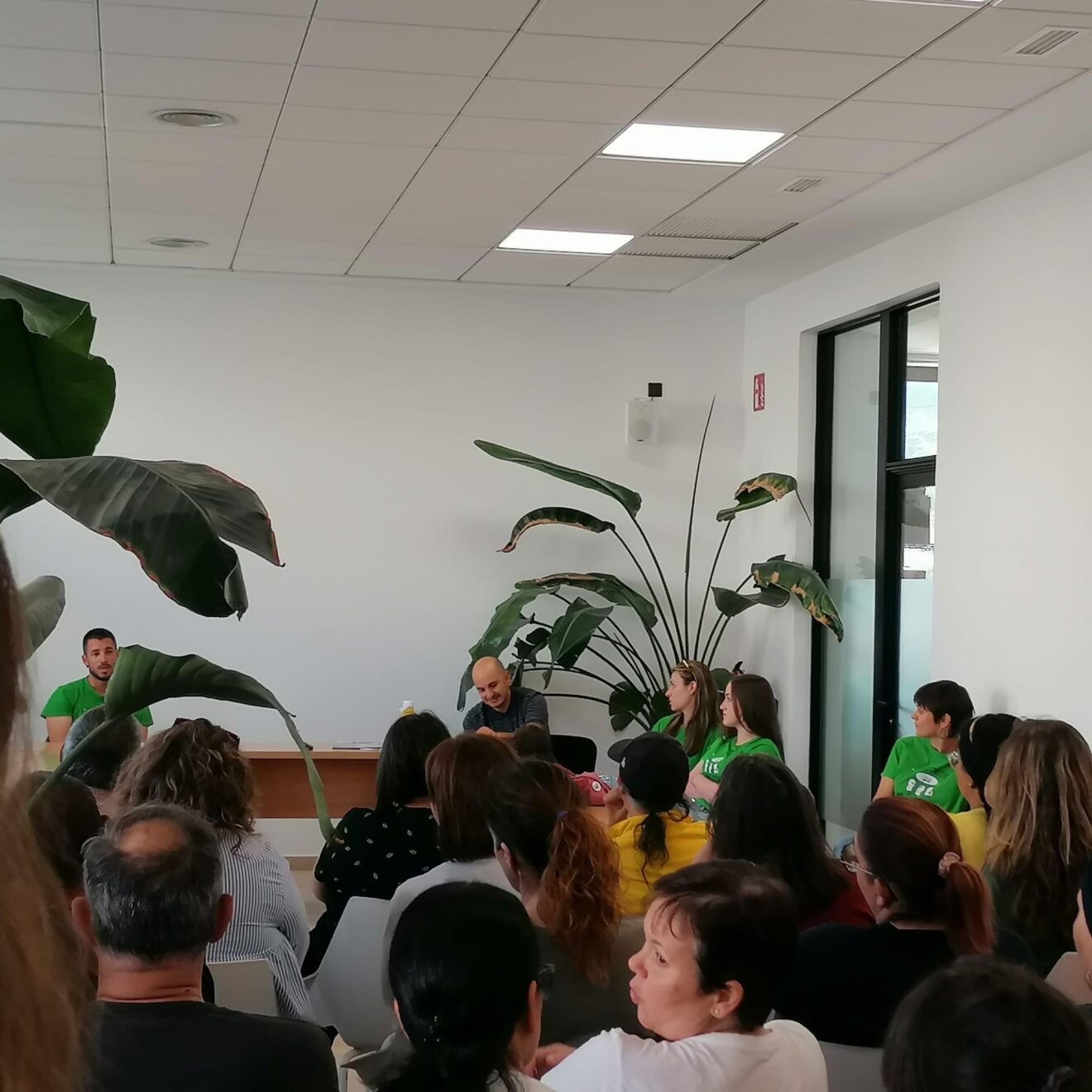 Asamblea de profesores de Orba con familias