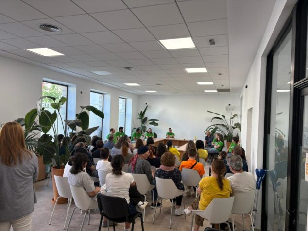 Imagen: Una sala llena de personas durante una asamblea informativa de los profesores en huelga de la Sección del IES Enric Valor de Orba.
