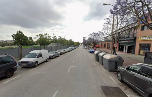 El gran cambio que llega a Calp: así el Ayuntamiento ahorrará miles de euros al año 3 Imagen: Fotografía general de la Avenida País Valencià en Calp, mostrando la calle, coches aparcados y las farolas antiguas.