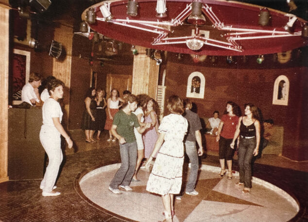 Imagen: Bailes en la discoteca El Vikingo de Xàbia - Imagen del libro '150 anys de música i ball a la Marina Alta'