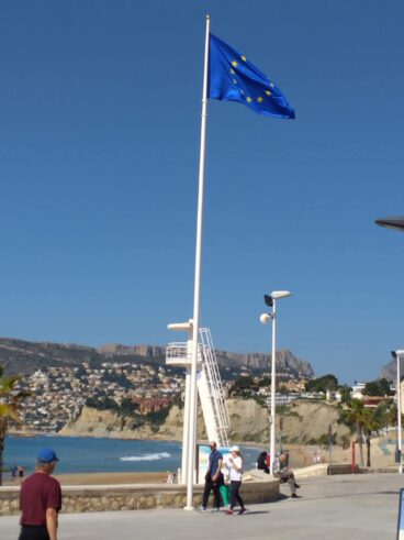 Bandera de Europa izada en la playa de Calp