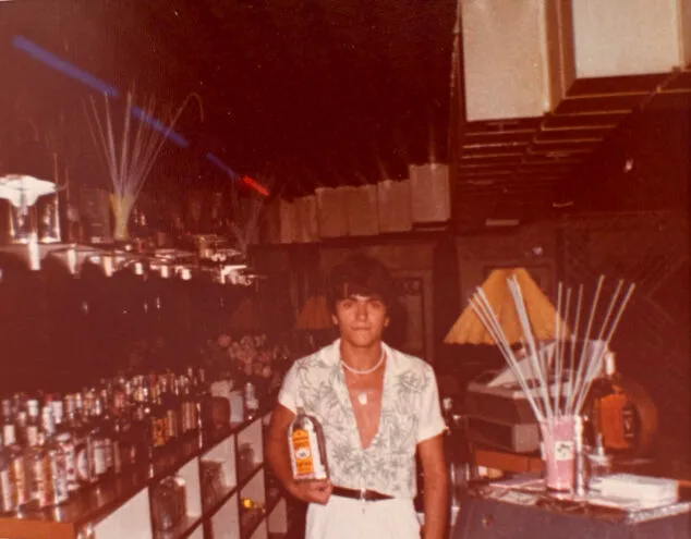 De Caracol a Menphis: la edad dorada de las discotecas en la Marina Alta 13 Imagen: Barra de la discoteca Mambo de Dénia en los años 80 - Imagen de Quique Arbona