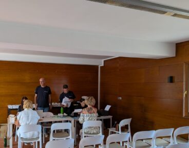 Punto de reparto de la campaña ‘Siguem intel·ligents’ en Benissa