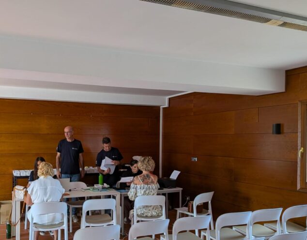 Benissa activa el reparto de tarjetas para sus nuevos contenedores inteligentes 3 Imagen: Punto de reparto de tarjetas para contenedores inteligentes en Benissa con personal municipal atendiendo a ciudadanos.