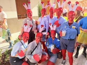 Grupo disfrazado de Señor Cangrejo en el desfile de San Pancracio de Benitatxell