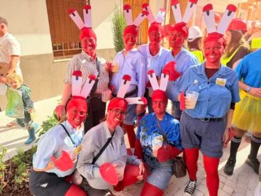 Grupo disfrazado de Señor Cangrejo en el desfile de San Pancracio de Benitatxell