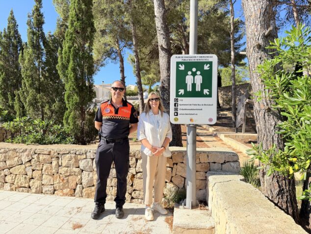 Imagen: Arturo Esteve, de Protección Civil, y la concejala María José Ivars, de pie junto a una señal de punto de encuentro de emergencias en Benitatxell.