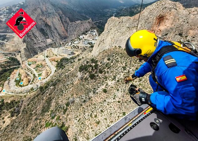 Imagen: Bomberos rescata a un escalador en la Sierra de Toix