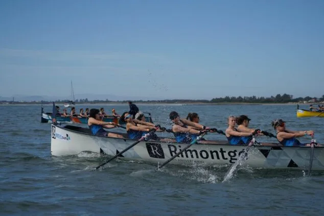 Imagen: Equipo femenino de remo compitiendo en una embarcación de Llaüt Mediterráneo en el mar.