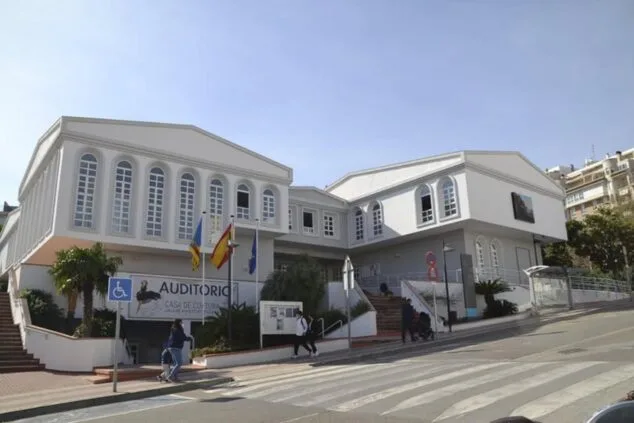 Imagen: Vista exterior del edificio de la Casa de Cultura y Auditorio de Calp con gente en la entrada.