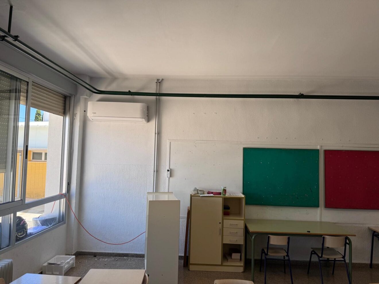 Nueva unidad de aire acondicionado en un aula del CEIP Sanchis Guarner