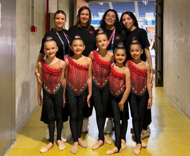 Imagen: Conjunto de gimnasia rítmica cadete del Club Les Marines Calp con sus entrenadoras.