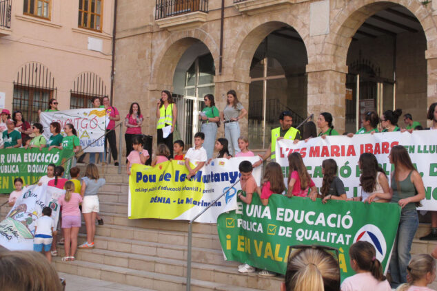 La comunidad educativa de la Marina Alta toma Dénia por la educación pública y en apoyo a la huelga docente 4 comunidad educativa de la marina alta en apoyo a docentes 39