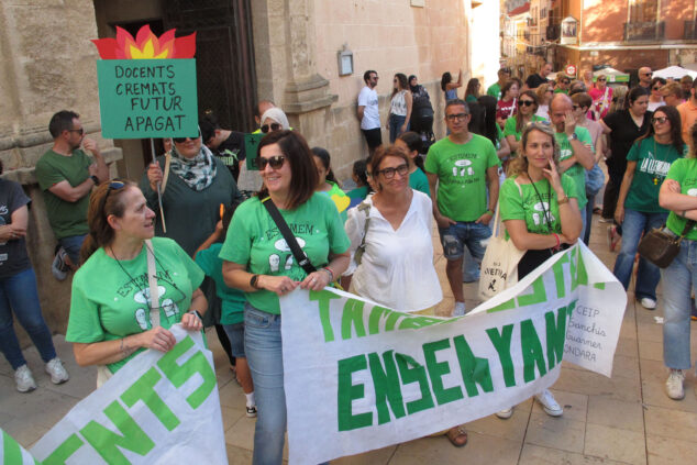 La comunidad educativa de la Marina Alta toma Dénia por la educación pública y en apoyo a la huelga docente 6 comunidad educativa de la marina alta en apoyo a docentes 41