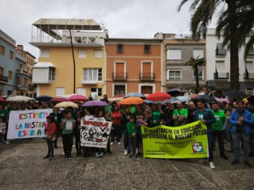 Concentració de la comunitat educativa a Pego