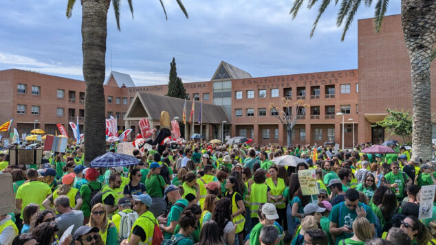 Imagen: Concentración de docentes a las puertas de Conselleria de Educación el lunes 18 de mayo 2026