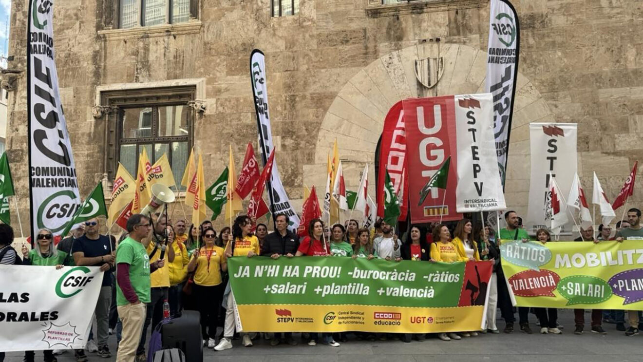Concentración delante del Palau de los sindicatos convocantes de la Huelga Educativa del 11 de mayo