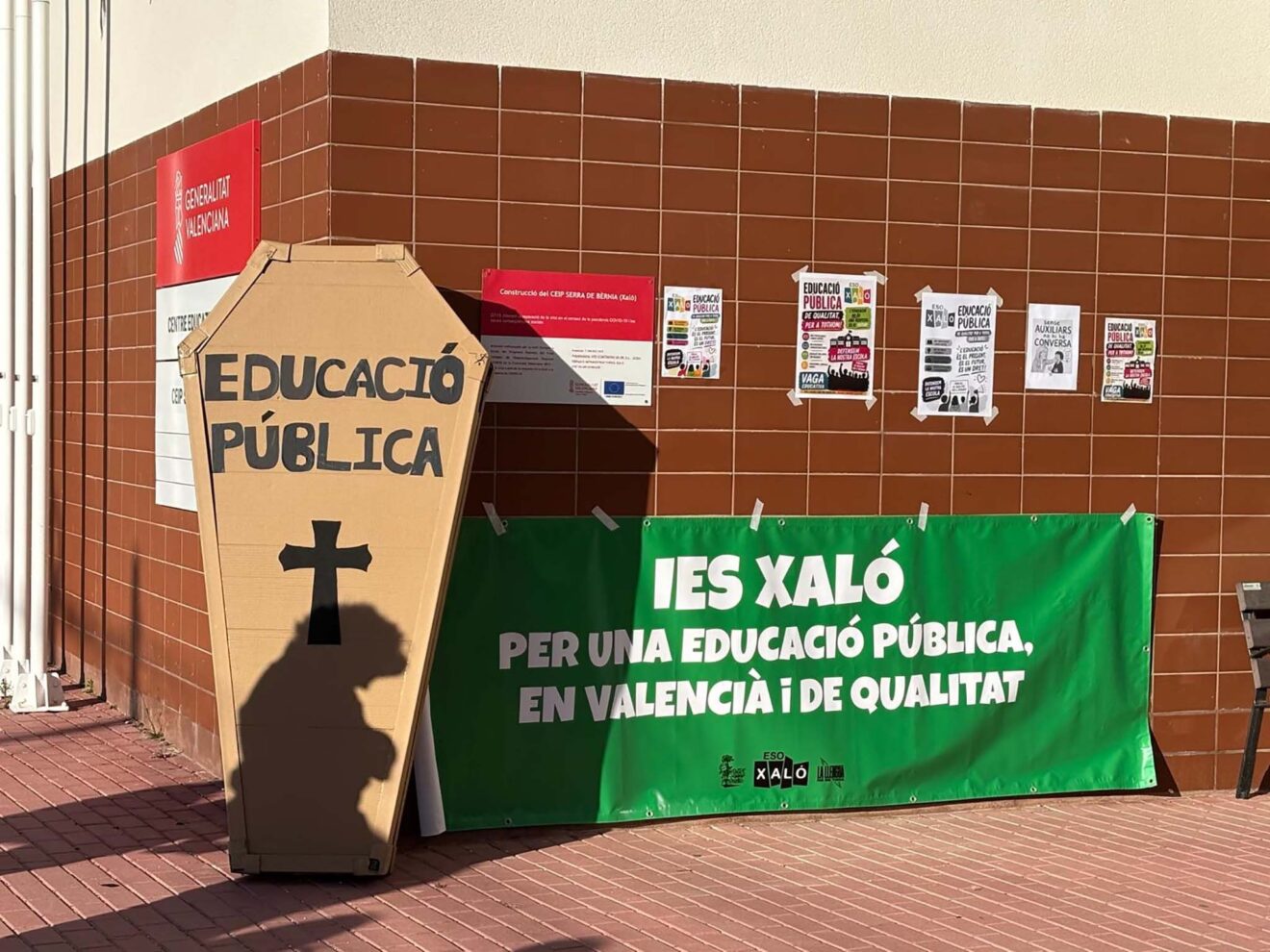 Concentración en el IES Xaló el primer día de huelga educativa indefinida este 11 de mayo 2026