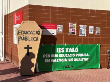 Concentración en el IES Xaló el primer día de huelga educativa indefinida este 11 de mayo 2026