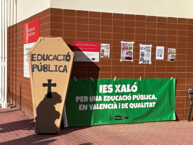 Imagen: Concentración en el IES Xaló el primer día de huelga educativa indefinida este 11 de mayo 2026
