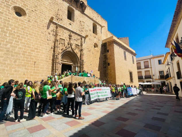 La Marina Alta no afloja: Pedreguer se llena de docentes y familias por la educación pública 1 Imagen: Concentración por la educación pública en Xàbia durante la huelga indefinida de docentes