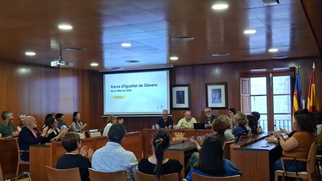 Imagen: Pleno de constitución de la Xarxa d'Igualtat de Gènere de la Marina Alta con varios asistentes.