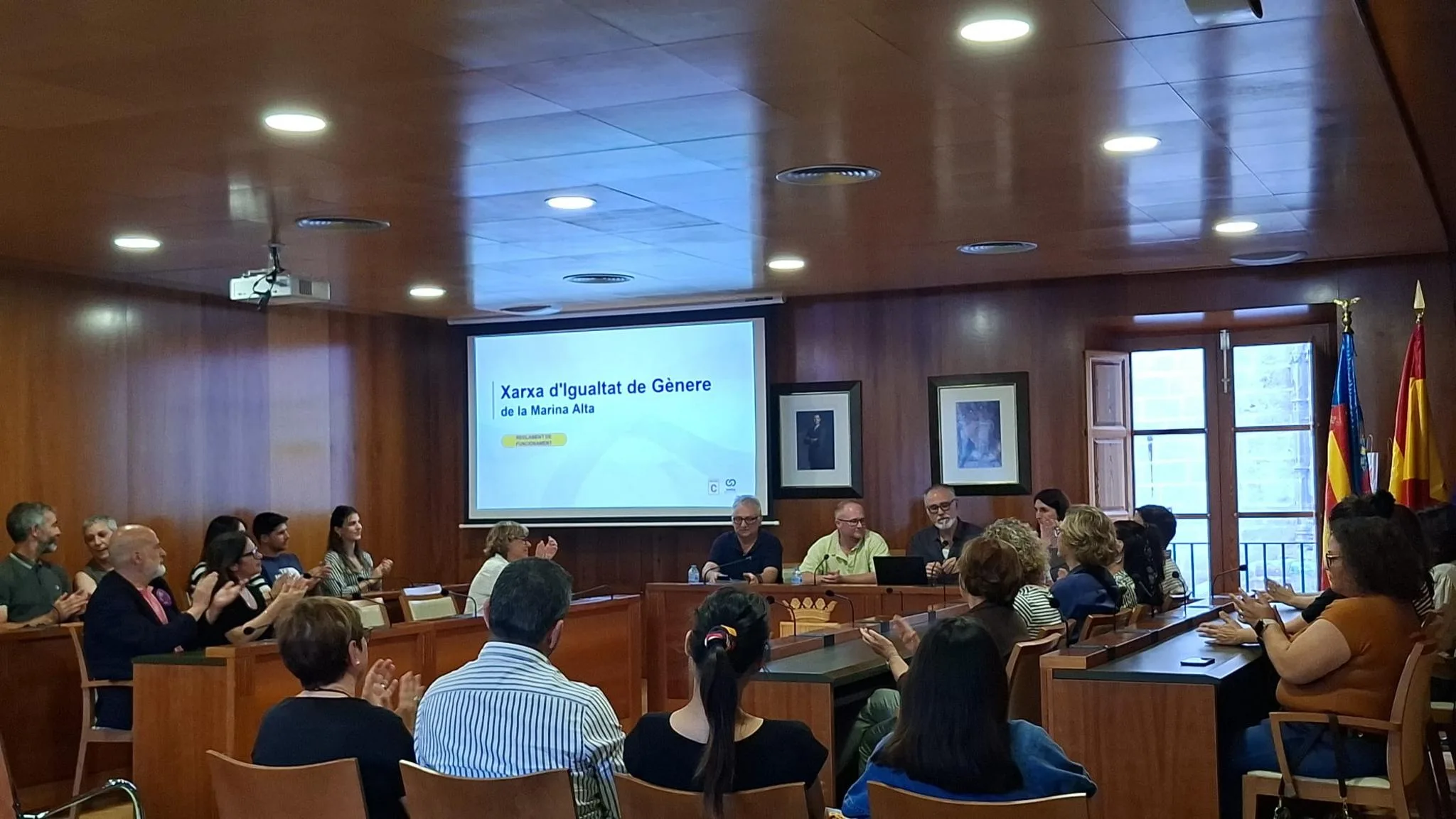 Pleno de constitución de la Xarxa d'Igualtat de Gènere de la Marina Alta con varios asistentes.