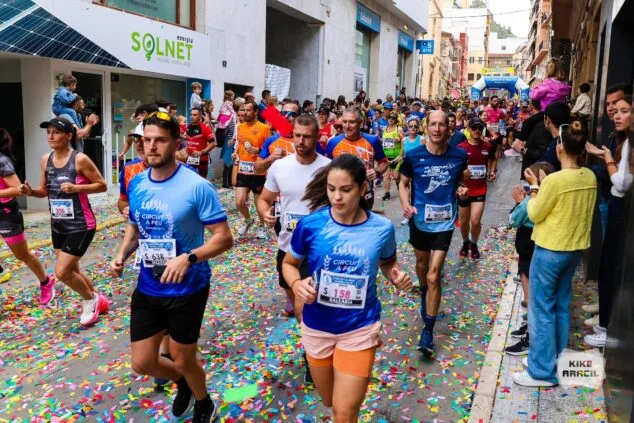 Este sábado llega la XXXIII Cursa Popular Vila de Pedreguer con novedades y una gran fiesta del atletismo 4 Imagen: Varios corredores durante la Cursa Popular Vila de Pedreguer con confeti en el suelo y público animando.