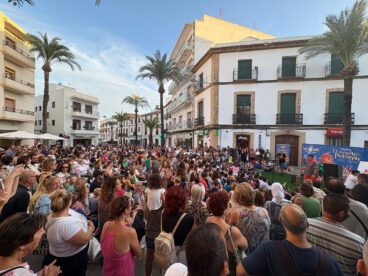 Decenas de familias en el espectáculo de ‘El monstre Petorro’ en el Festival Sorollius de Xàbia en 2024