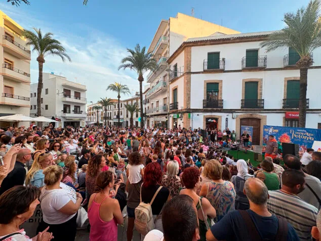 El fenómeno literario que traspasa fronteras (y edades): la historia de «amor» tras 'El monstre Petorro' 4 Imagen: Decenas de familias en el espectáculo de 'El monstre Petorro' en el Festival Sorollius de Xàbia en 2024