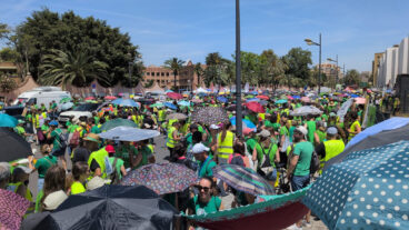 Docentes a las puertas de la Conselleria de Educación en la manifestación en València el 27 de mayo 2026