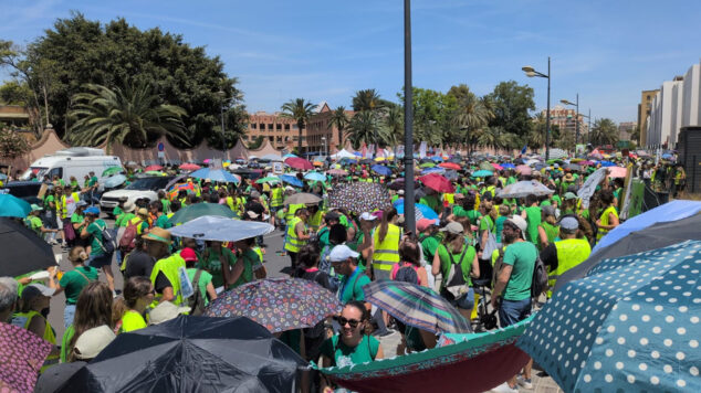 A la espera de la nueva propuesta de Educación: firmas por «microacuerdos», algunos avances y un sindicato desconvoca 1 Imagen: Docentes a las puertas de la Conselleria de Educación en la manifestación en València el 27 de mayo 2026