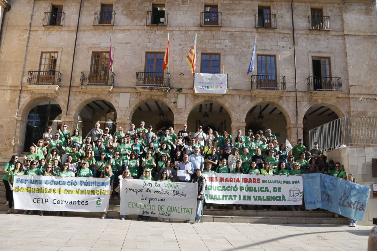 Docentes de Dénia reciben el apoyo del Ayuntamiento