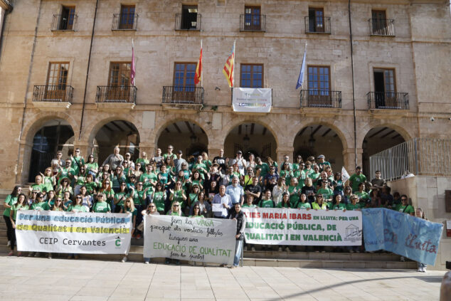 Imagen: Docentes de Dénia reciben el apoyo del Ayuntamiento