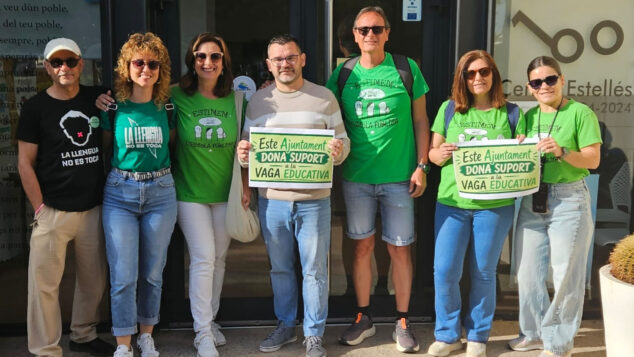 Imagen: Docentes de Els Poblets reciben el apoyo del Ayuntamiento
