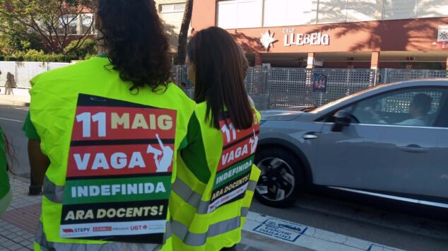 Imagen: Docentes de la Marina Alta en huelga indefinida desde el 11 de mayo