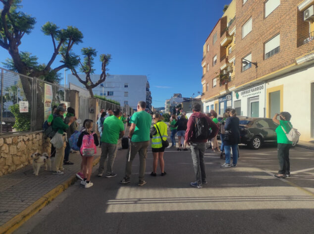 Imagen: Docentes de la Marina Alta en la acción convocada en el CEIP Sanchis Guarner de Ondara el 13 de mayo