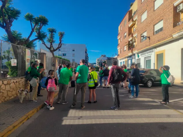 Le ministère de l'Éducation convoque une nouvelle réunion avec les syndicats : « La pression doit se poursuivre. Nous souhaitons négocier depuis septembre. » Image : Des enseignants de la région de Marina Alta lors de l'action organisée à l'école CEIP Sanchis Guarner d'Ondara le 13 mai.