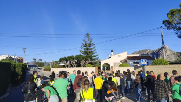 Imagen: Docentes de la Marina Alta en la acción convocada en Ondara el 13 de mayo