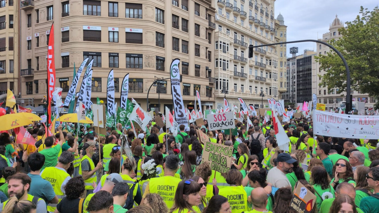 Docentes de la Marina Alta en la manifestación en València el 5º día de huelga indefinida en la Comunitat Valenciana