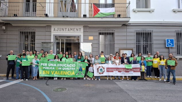 Imagen: Docentes de Pedreguer reciben el apoyo del Ayuntamiento