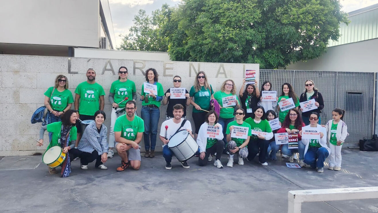 Docentes del CEIP l'Arenal de Xàbia en la lectura del manifiesto de la CADPV