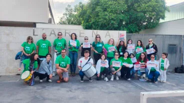 docentes del ceip larenal de xabia en la lectura del manifiesto de la cadpv