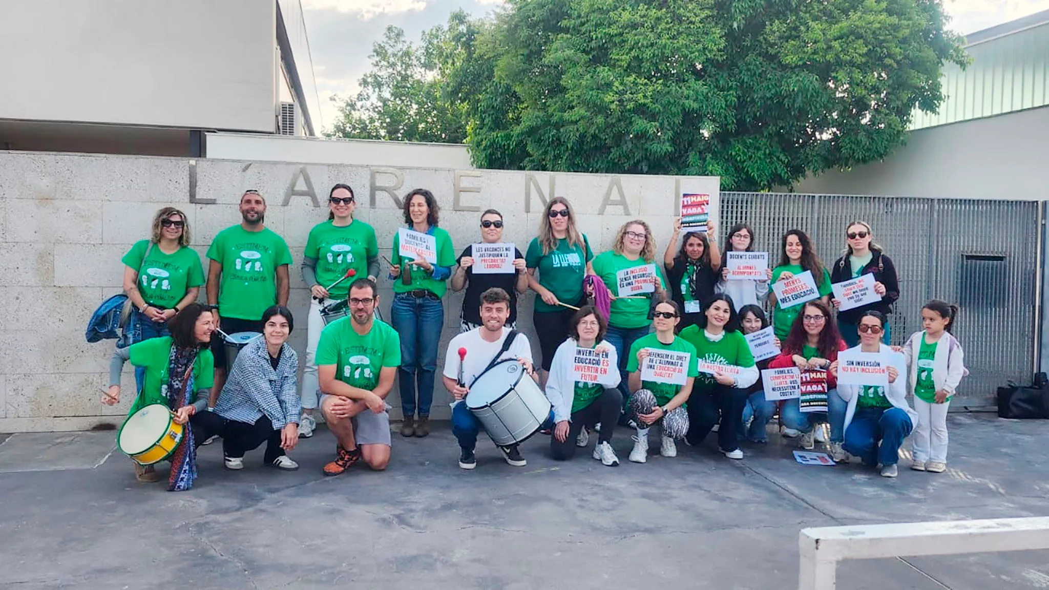 docentes del ceip larenal de xabia en la lectura del manifiesto de la cadpv