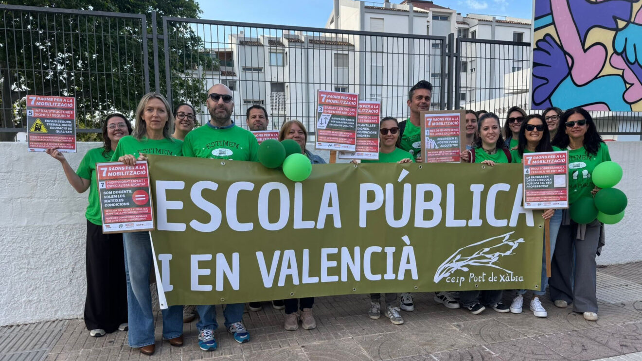 Docentes del CEIP Port de Xàbia en la lectura del manifiesto de la CADPV