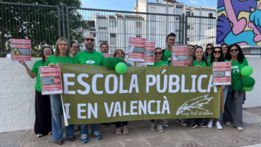 Docentes del CEIP Port de Xàbia en la lectura del manifiesto de la CADPV